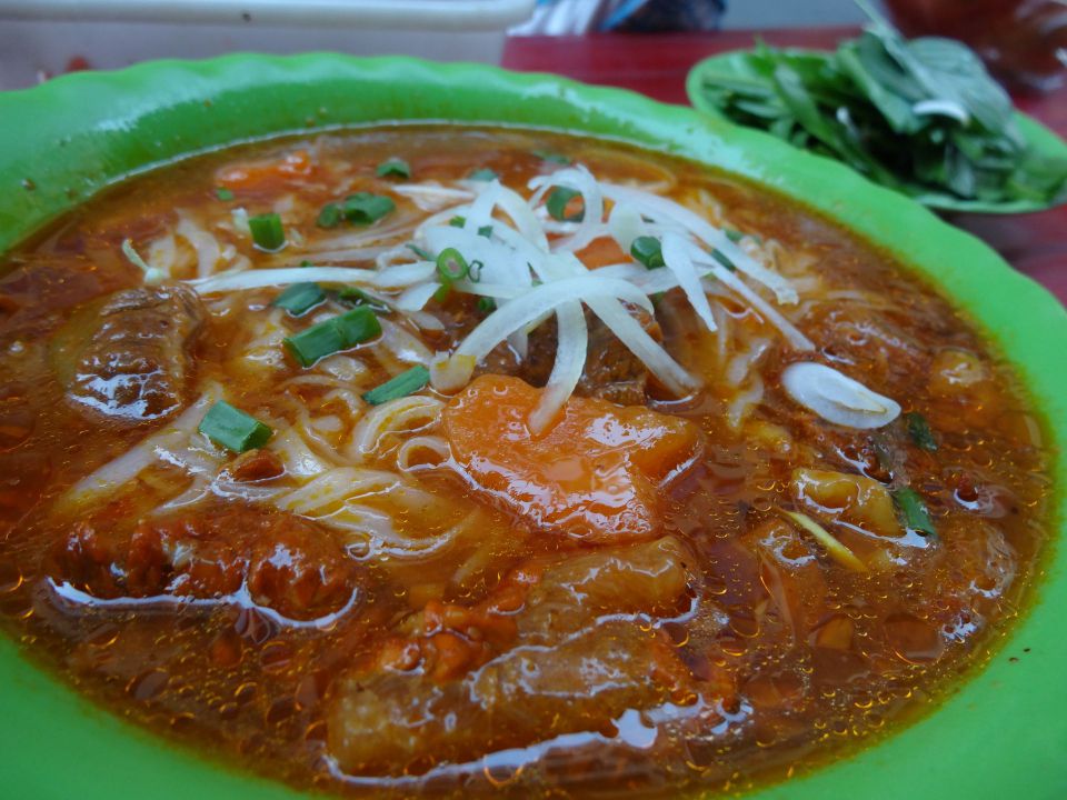 多様な魅力と地元愛が織りなす東北の玄関仙台駅で味わう牛たんと人々の賑わい